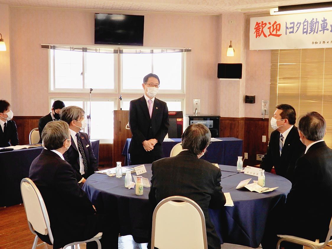 懇談会で挨拶する山本執行役員