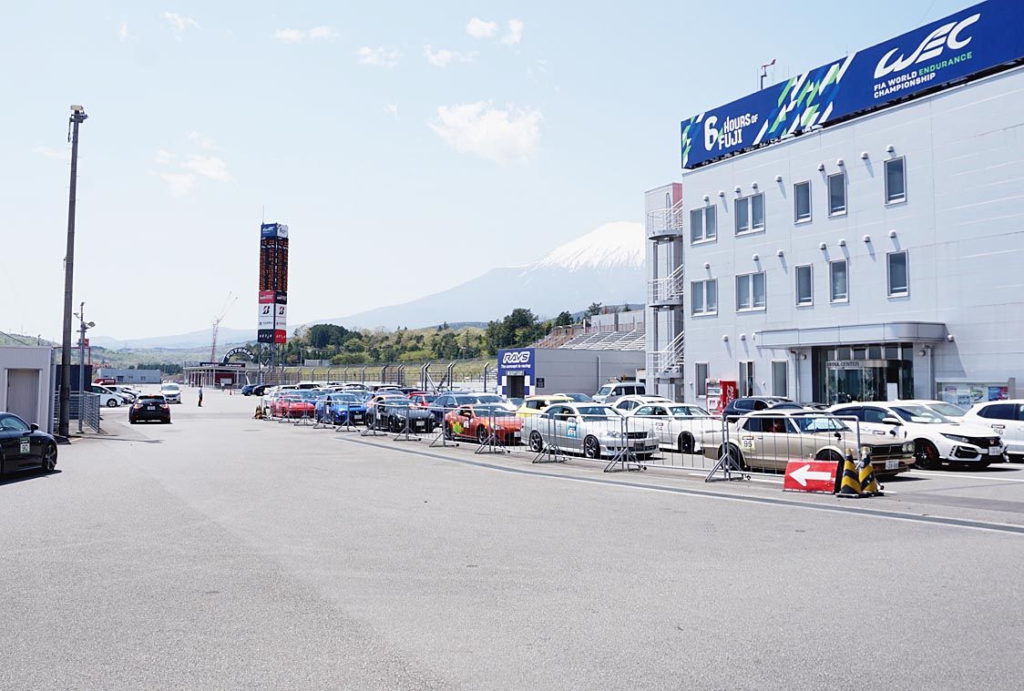 晴天の中、走行を待つ参加者車両