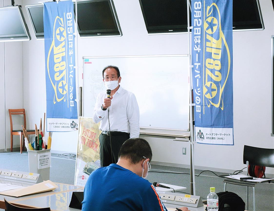 多数の参加者を前に挨拶する高瀬嶺生会長