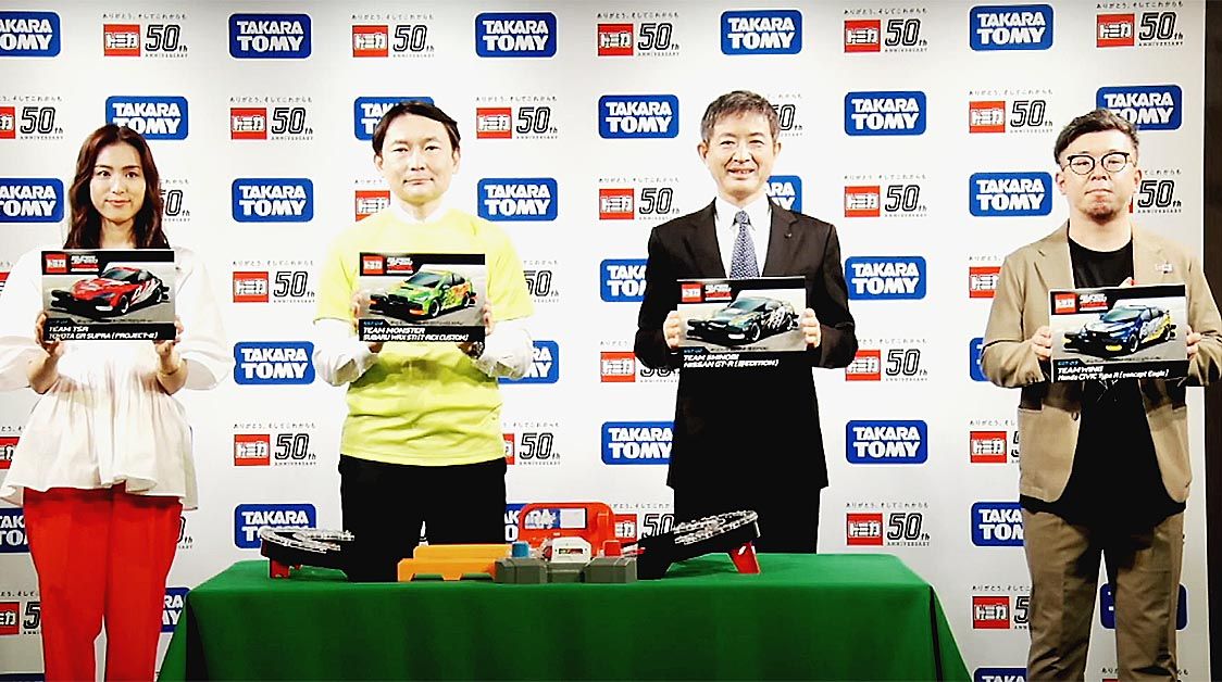 オンライン発表会に登壇したスバルの五島商品企画本部プロジェクトゼネラルマネージャー(左から2人目)、日産の田村商品企画本部商品企画責任者(同3人目)