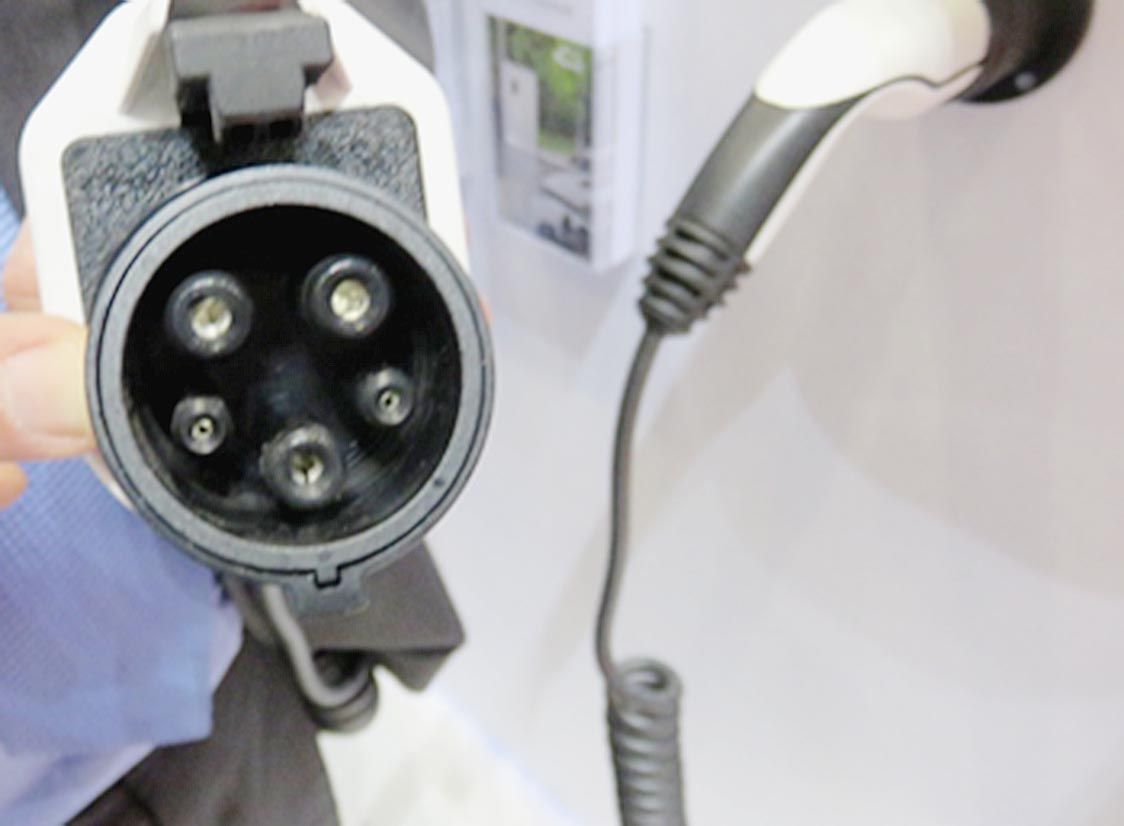 写真6-2 米国仕様のAC普通充電用プラグ