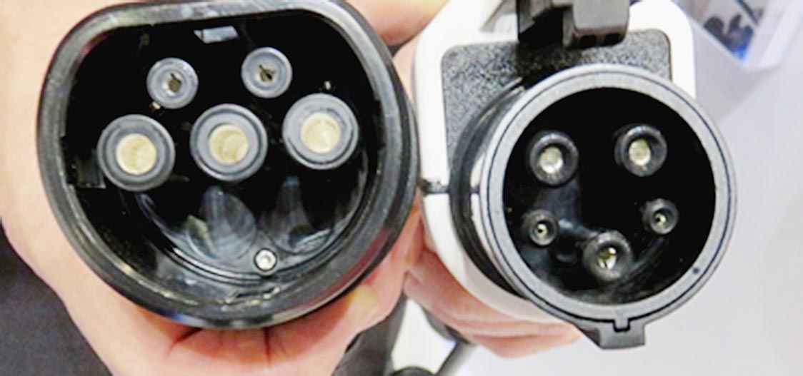写真6-3 中国仕様のAC普通充電用プラグ 左は欧州仕様のタイプ2で右は日本、米国で使われているSAE J1722プラグ