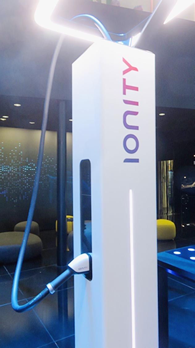 写真5 欧州高速道路に設置されているイオニティの給電機(欧州の自動車メーカーが出資している) 2019年ジュネーブモーターショーでの展示