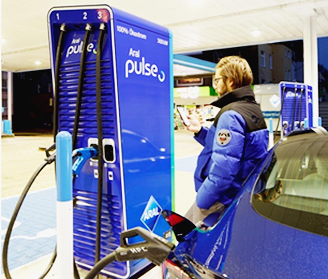 写真4 石油元売りアラールはドイツ国内で300~350㌔㍗の急速充電可能なチャージング・ステーションを年末までに自社給油所の120カ所に設置する 10分で300㌔㍍の航続距離を走れるまでは充電可能になると 写真アラールフォト