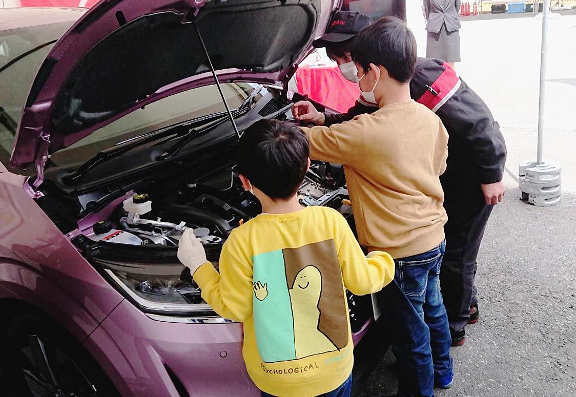 熱心に質問する子どもたち