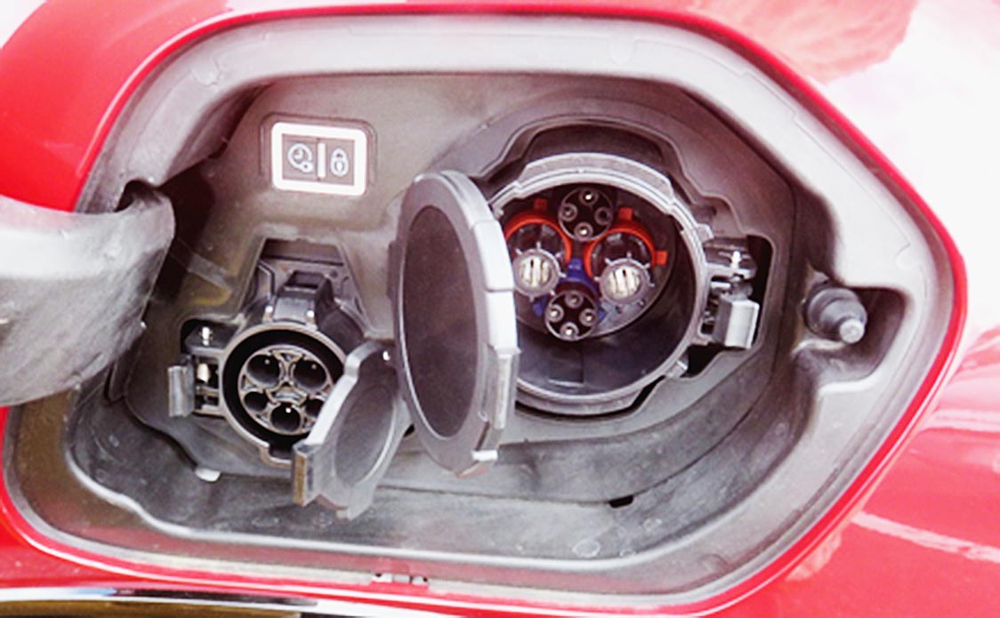 写真6-4 プジョーe208の差込口 日本仕様になっている 左の5穴が普通充電用 右の大きい方が急速充電用(CHAdeMO) Gruope PSA Japon本社ショールームにて撮影