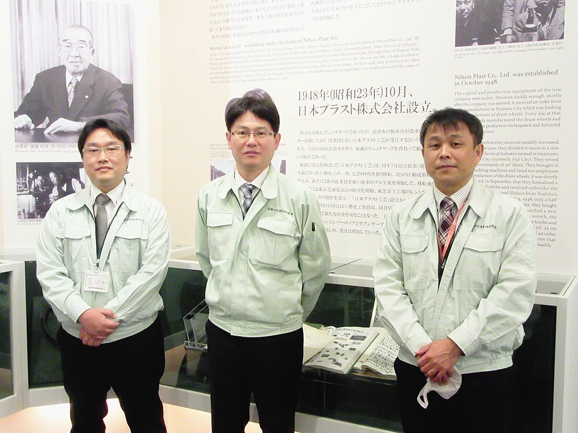 (右から)時田孝志執行役員開発本部長兼開発管理部長、時田孝好人事戦略室長兼総務部長兼労務管理課長、中村達彦経営企画室企画課課長