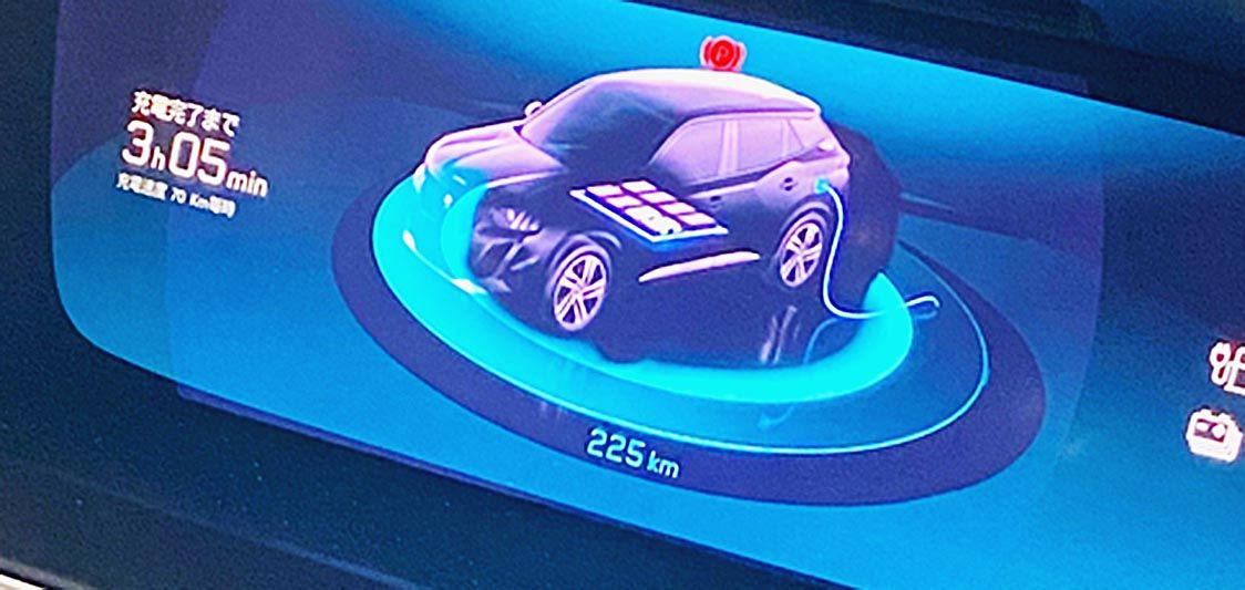 写真7 プジョーe208のスクリーンにあとどの位時間が掛かるかの表示がされる機能もありこれは便利