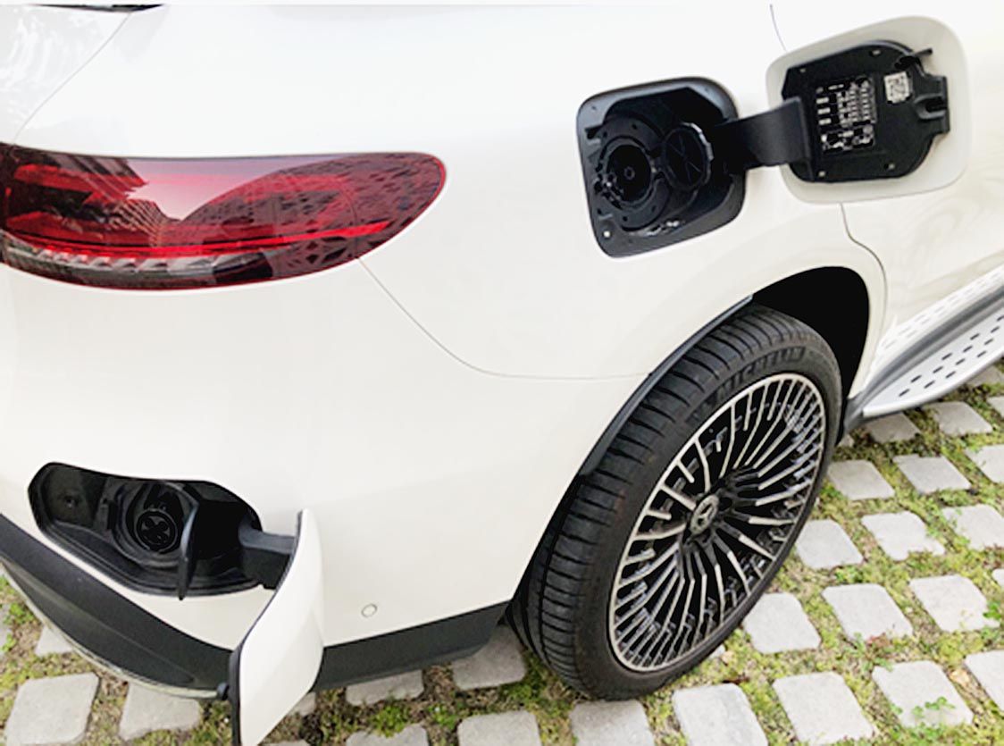 写真6-5 メルセデス・ベンツのEV、EQCの普通充電(左下)と急速充電(右上)が別々に開口部が設置されている 東京六本木メルセデス・ミーで撮影