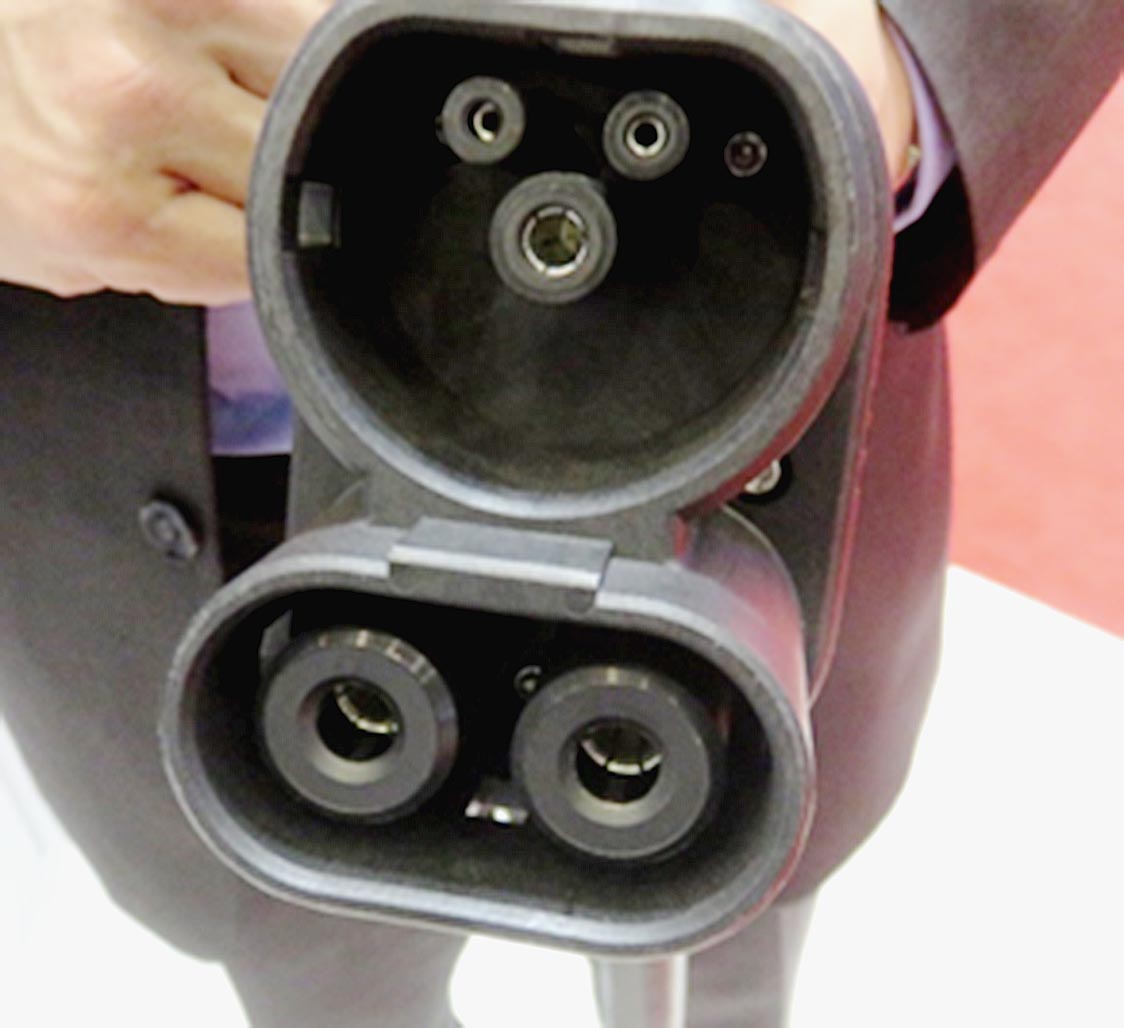 写真6-1 欧州仕様のAC/DCのコンバインド・チャージング・システムのプラグ 2019年ジュネーブモーターにて筆者撮影