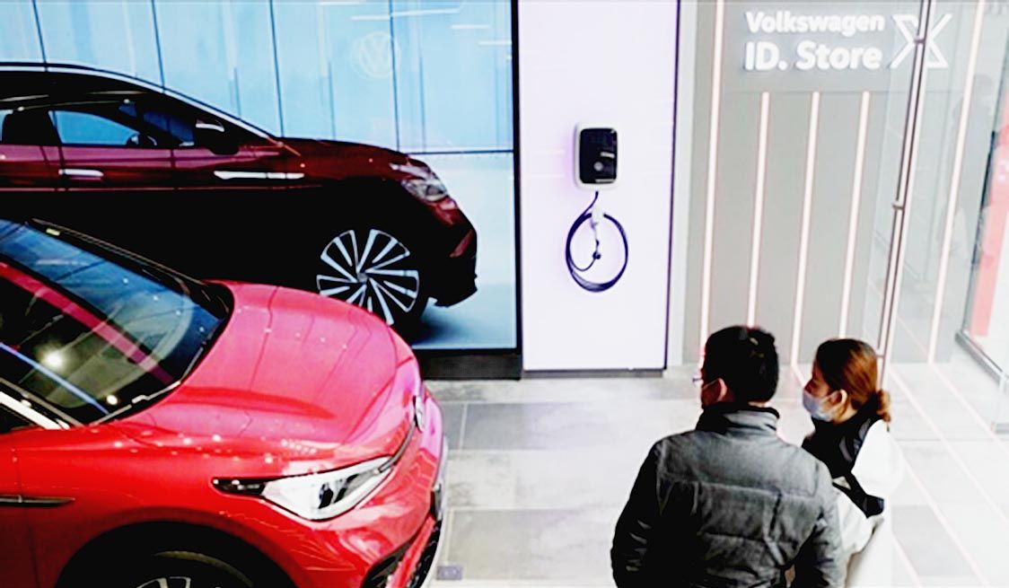 写真6-6 VWのID.Storeのプレスフォトにある壁掛け型の充電器 欧州ではテスラの技術者がスピンオフして設立したWallboxウオールボックス社がよく売れている