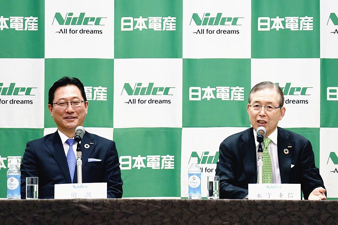 日本電産のCEOに就任する関社長(左)と永守会長