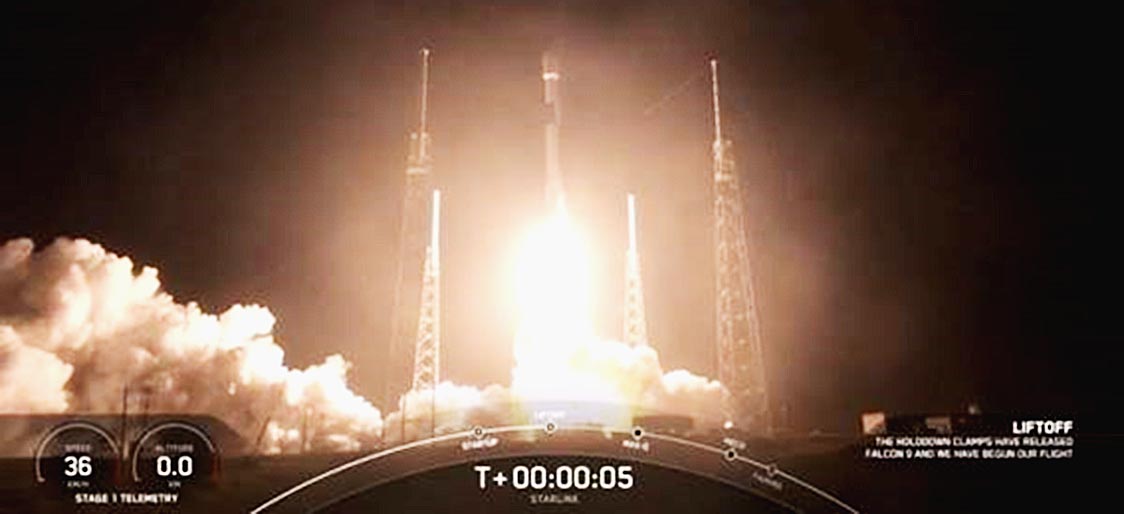 写真2 スペースX「ファルコン9」の発射風景 21年2月に発射に成功し軌道に乗ったロケット プレスフォト