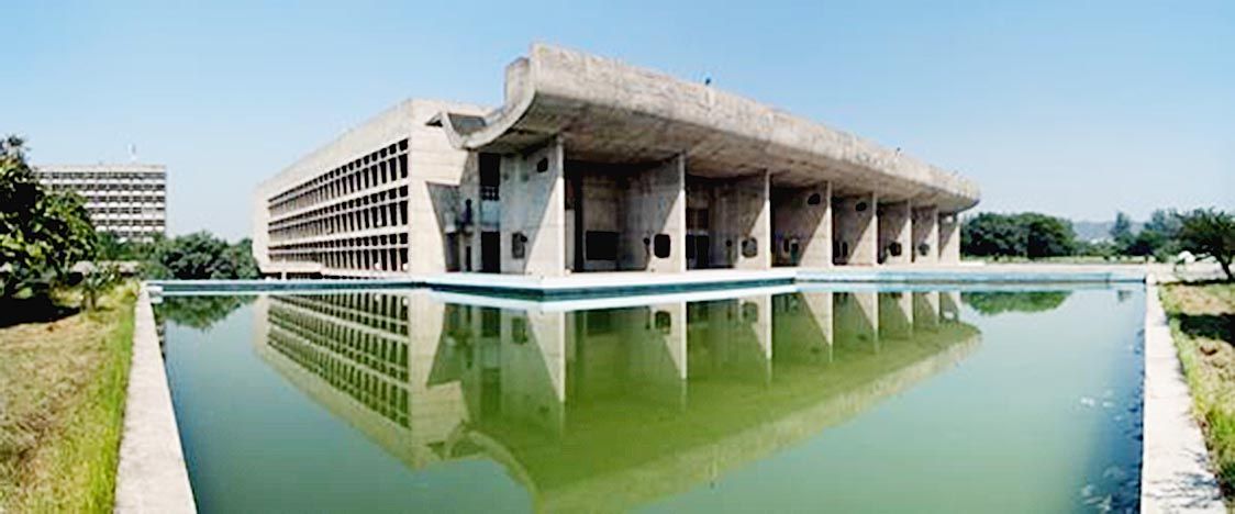 写真7-3 1951年インドとパキスタンが分離する際にインド側になり新州が作られパンジャブと名付られた。格子状の新都市計画がネール首相の許、ル・コルビジェ氏デザインで実現された。写真は州議事堂