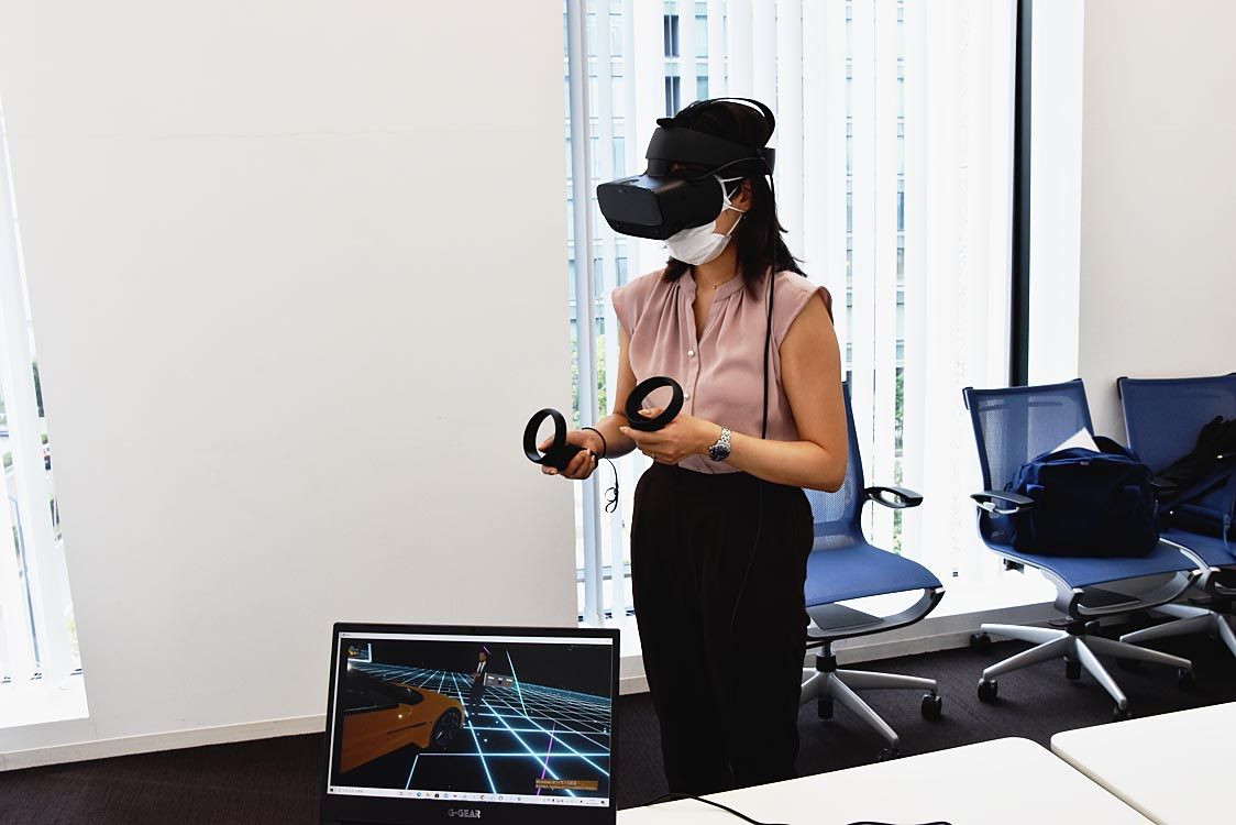 VR空間内で会話や車両観覧を楽しむ様子。取材は横浜市で実施され、VR越しの販売スタッフはこの日北海道から参加した
