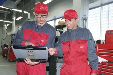 Audi練馬 フォアマン(工場長) 江戸 忠雄さん (えど・ただお、右) 1974年8月生まれ。千葉県銚子市出身、 47歳。東京工業専門学校卒。2016年10 月入社。待望の第2子誕生!休日は最愛の 家族とアウトドアなどを楽しむ。