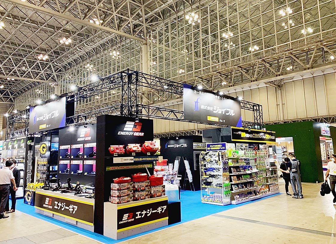 ジョイフルはオリジナルブランド製品のほか、消臭・除菌製品も並べた