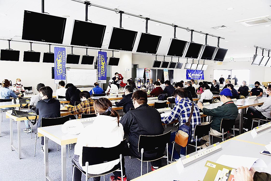 ドライバーズミーティングの様子。レーシングドライバーによる初心者講習も実施した