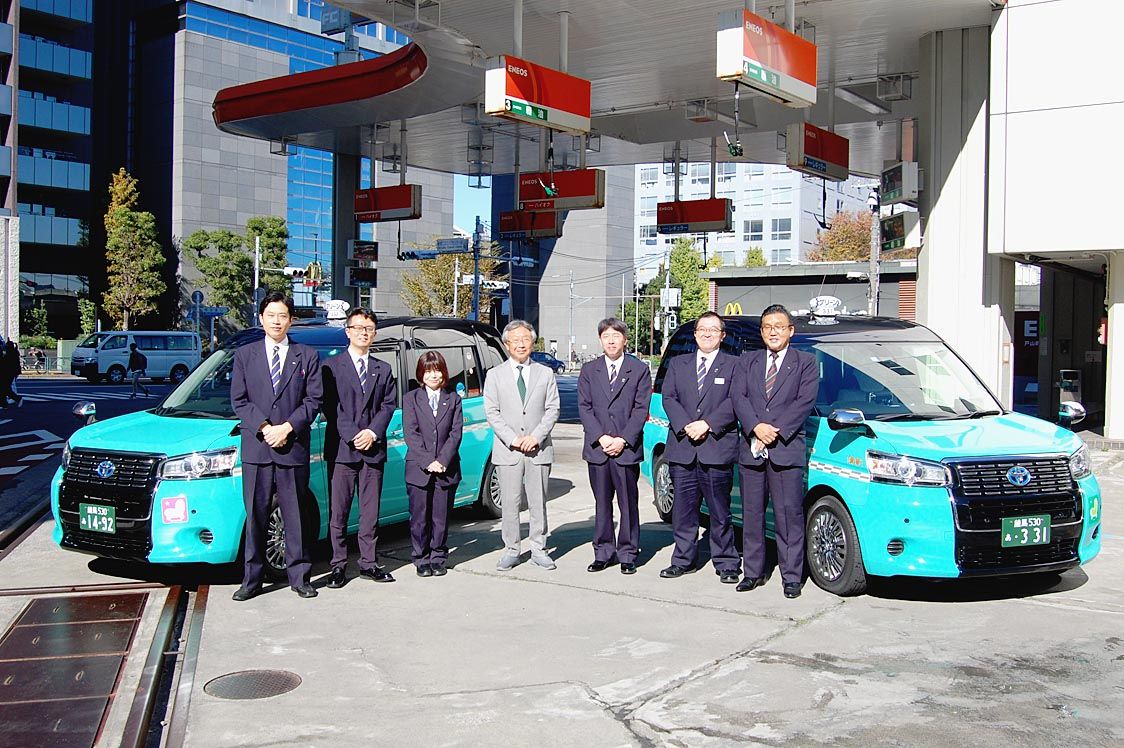 出発式に臨んだ運転手ら