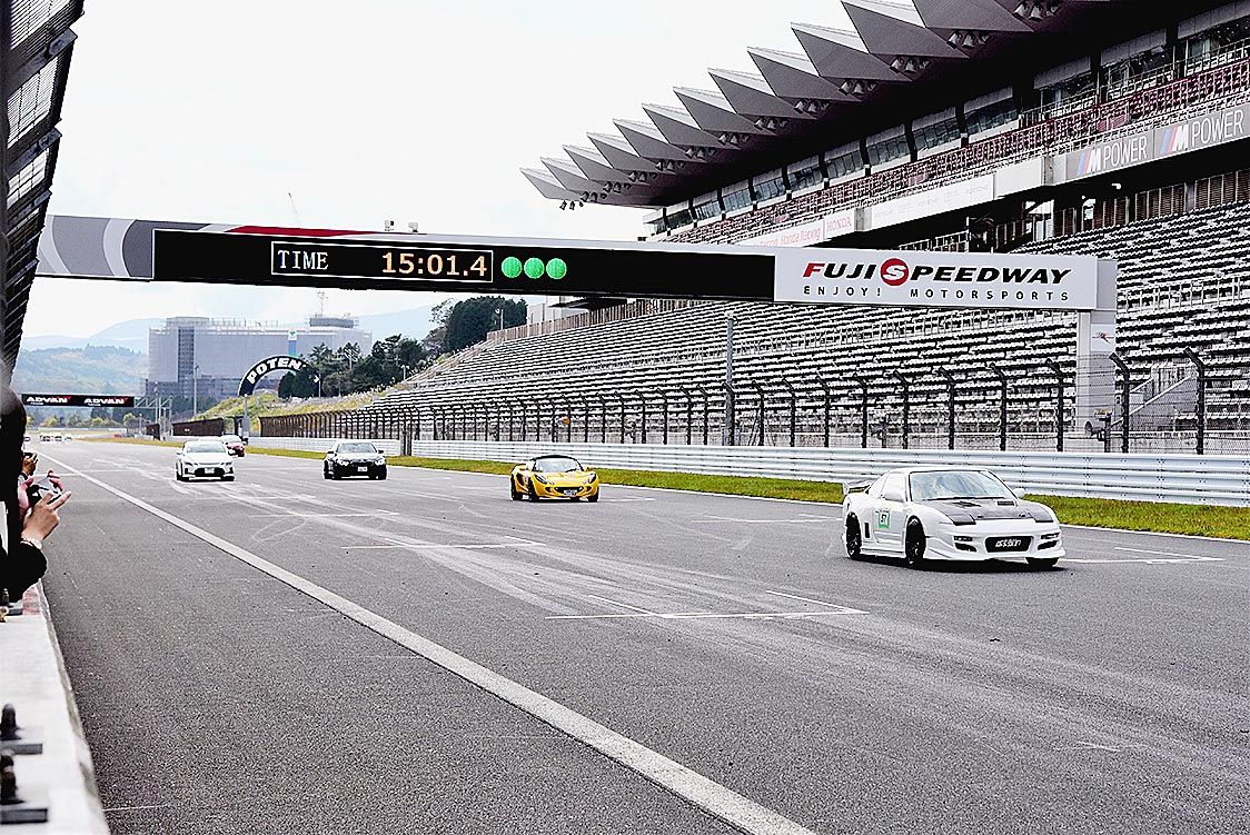 サーキットを楽しむ参加者。3グループに分かれて100台が出走した