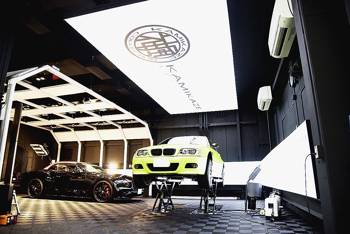 2柱リフトも用意して下回りの洗浄もできる。奥では照明の色温度が変更できるブースも設けた