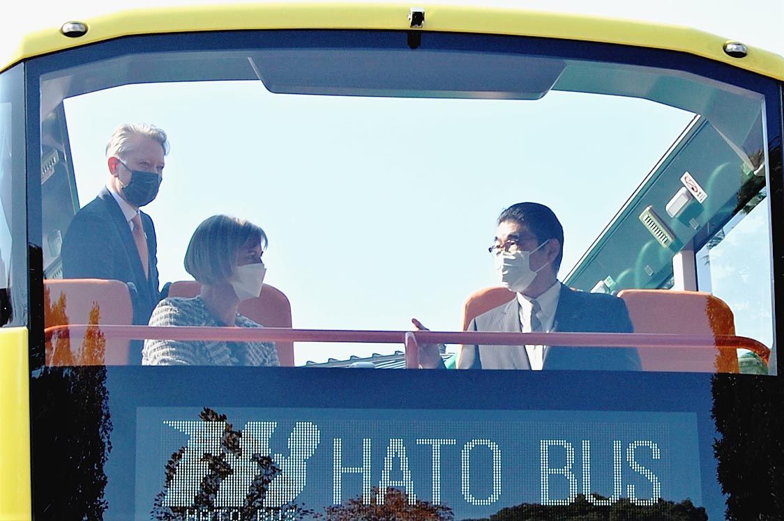 塩見社長から説明を受けるロングボトム大使(前列左)