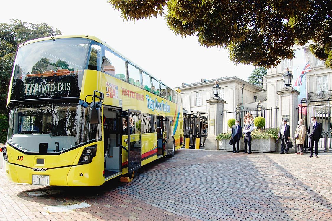 イギリス大使館正門前に停車する「エクリプス ジェミニ3」