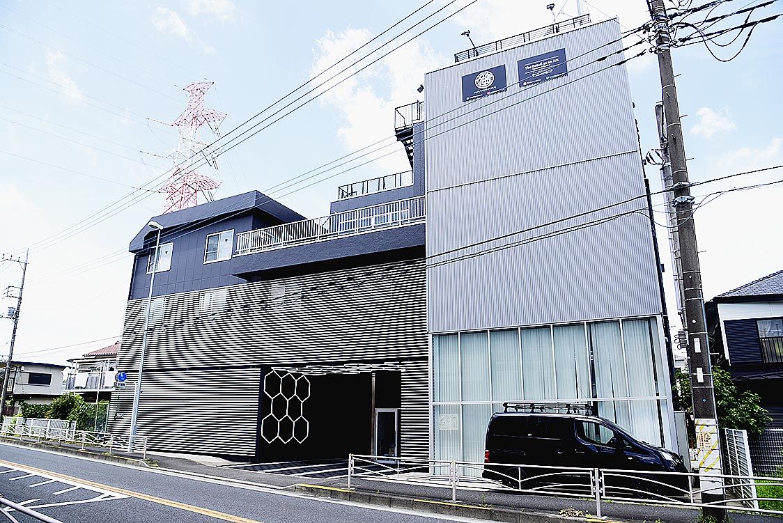 1階に施工ブースを設置。ケミカル剤の直販も予定する