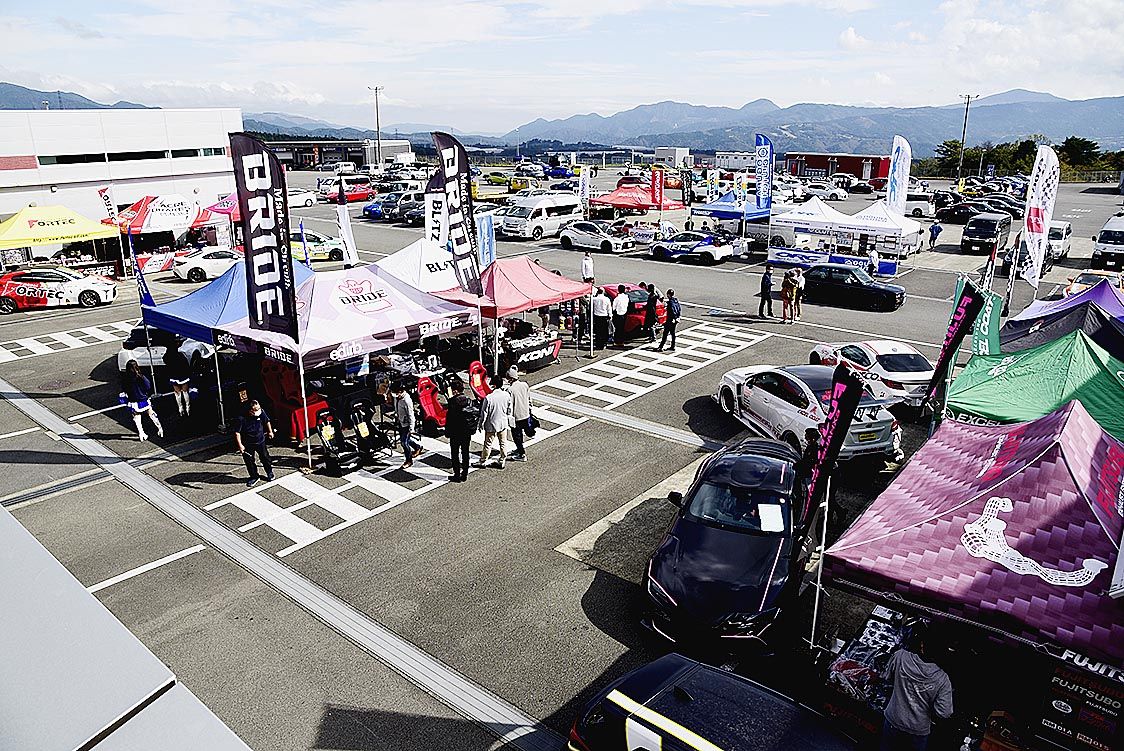 カスタマイズパーツメーカーなど15社が出展した