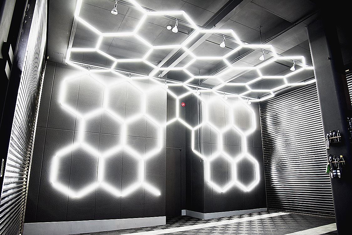 さまざまなボディー状態に対応するため複数の照明を用意した