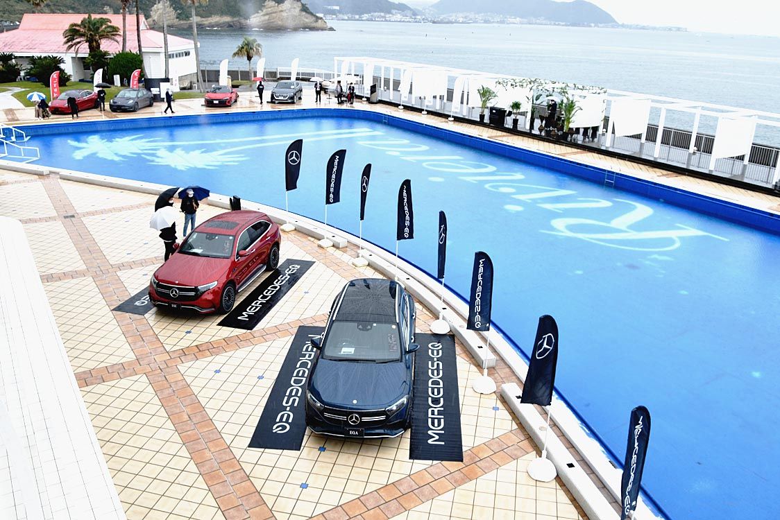 湘南の海を背景にEVが勢揃い