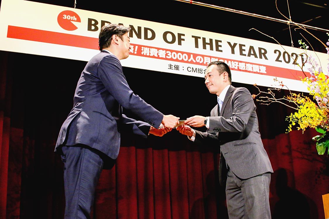 授賞式で表彰されるスズキの宣伝・販促担当者