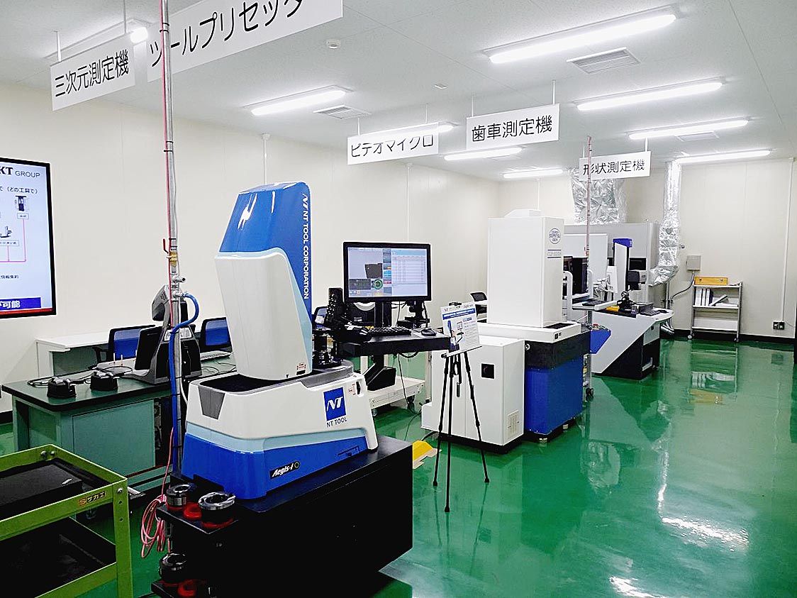 室温が一定に保たれた測定室。ワーク(工作物)にQRコードを付け、加工プロセスも管理する