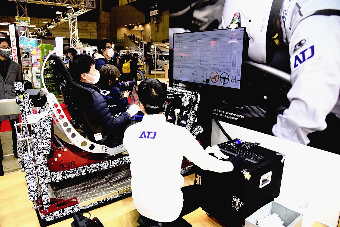 運転の挙動が数値で表れるドライビングシミュレーターを設置