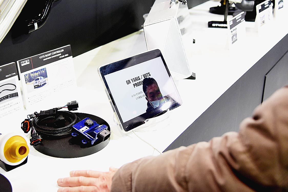 HKSは本社で待機する開発者と会場をリモートでつなぎ、来場者の質問に答えた