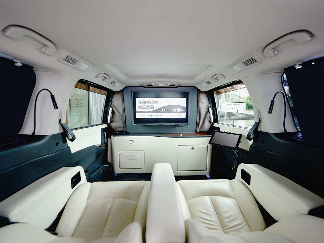 ウェブ会議用の装備を充実させた車内