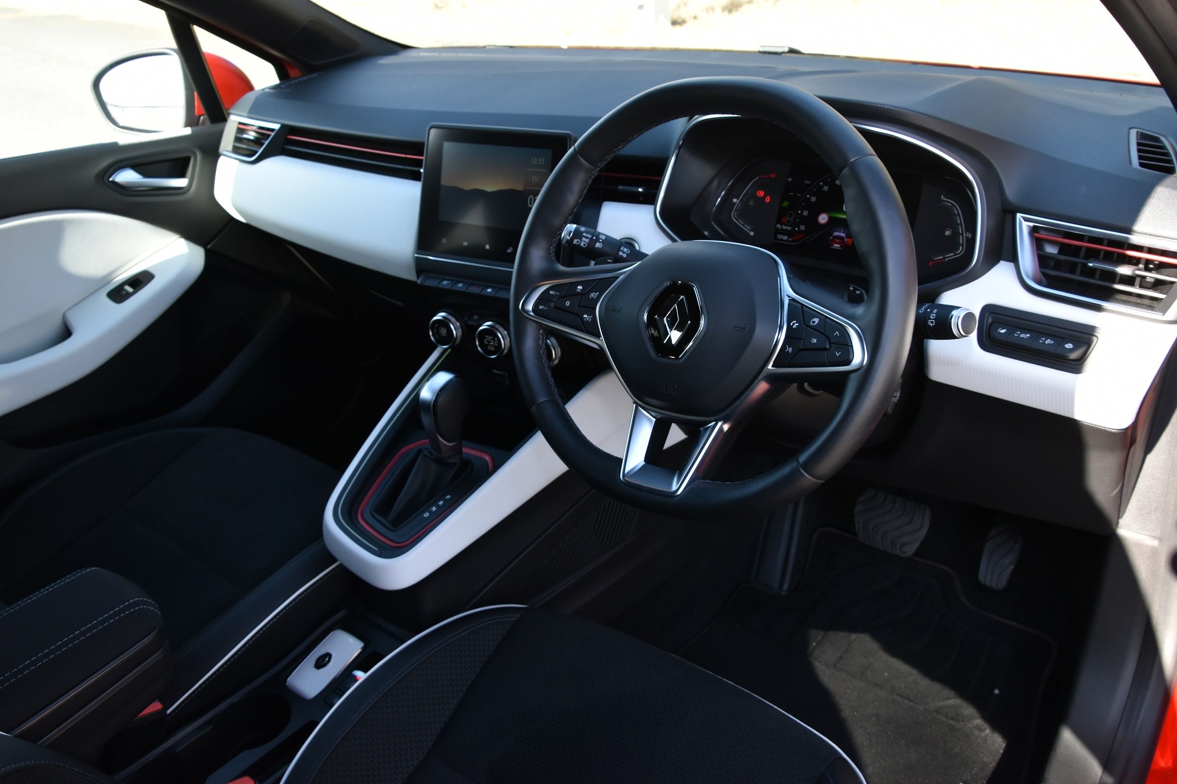 外観はキープコンセプトでも内装の質感を大幅に高めた新型ルーテシア