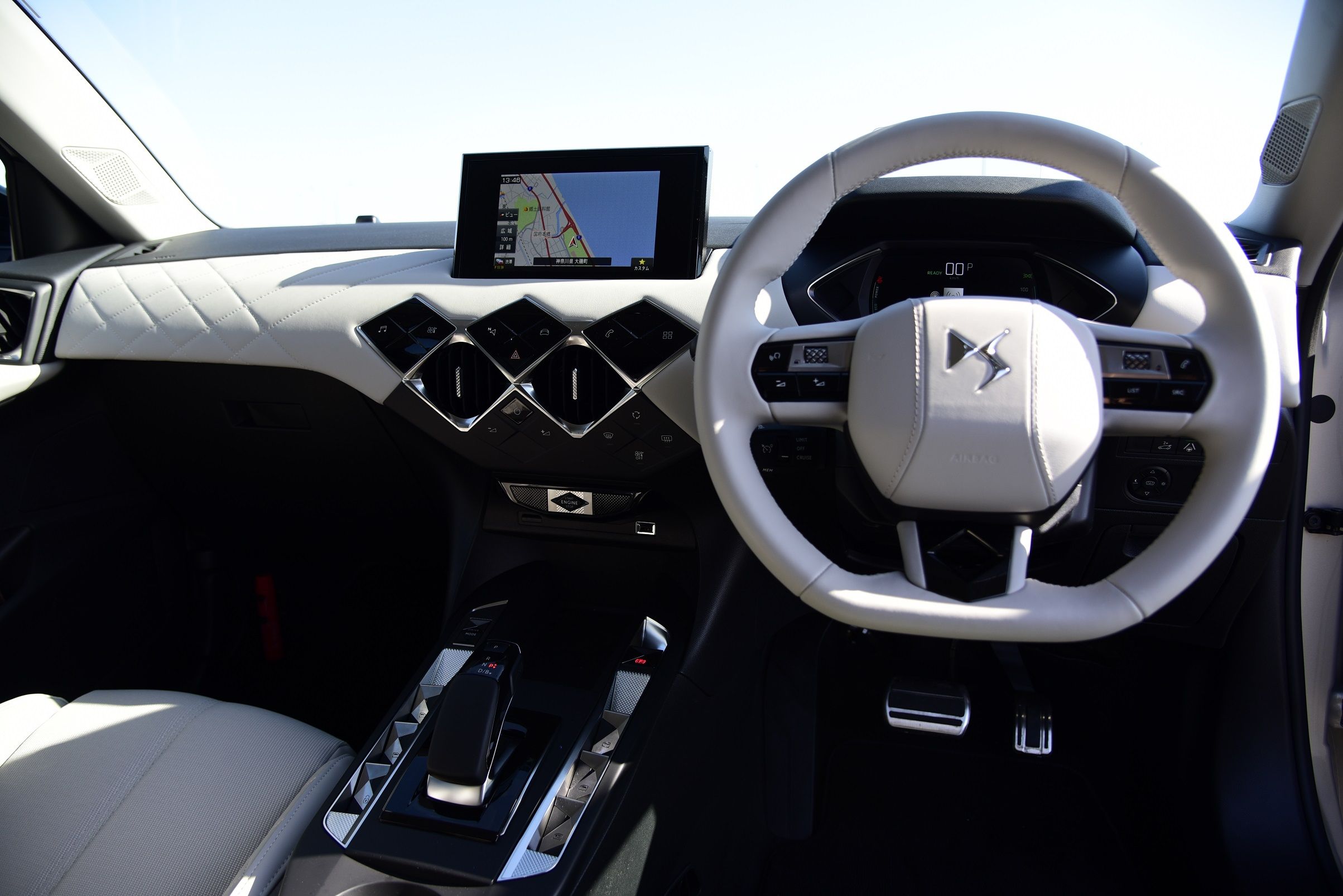 強烈な個性が売りの内装。いたるところに「ひし形」が用いられる