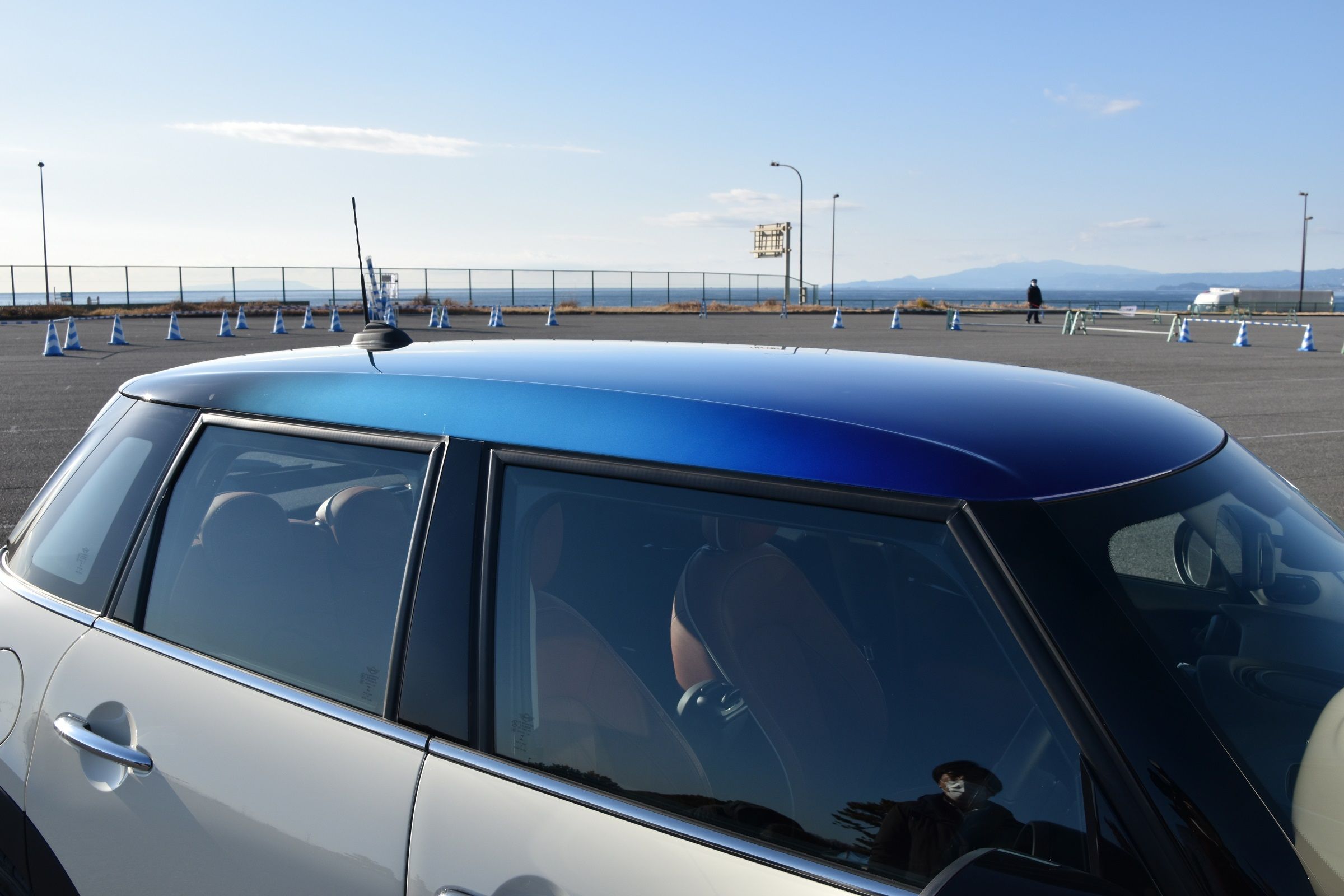 試乗車はグラデーションカラーのルーフを装備していた