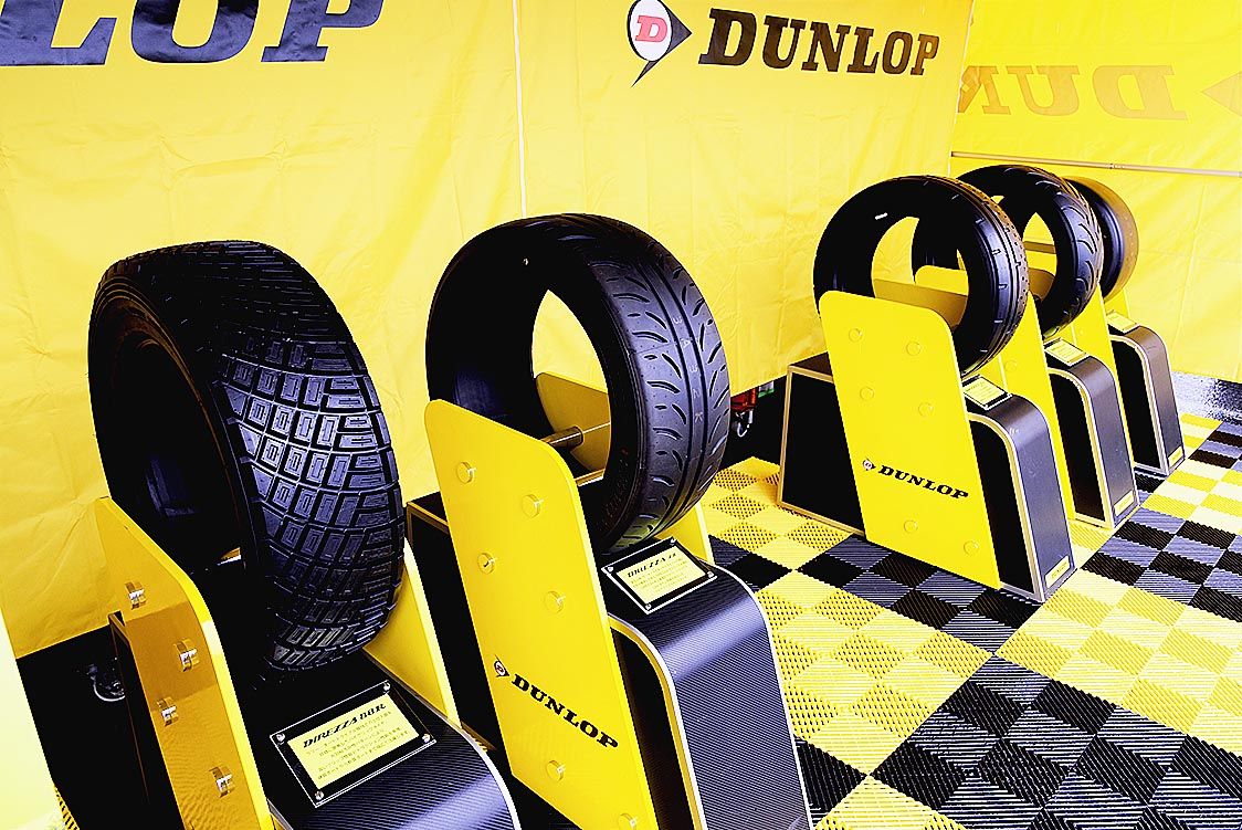 住友ゴム工業は競技用タイヤを中心に展示し、ユーザーからの問い合わせに応えた