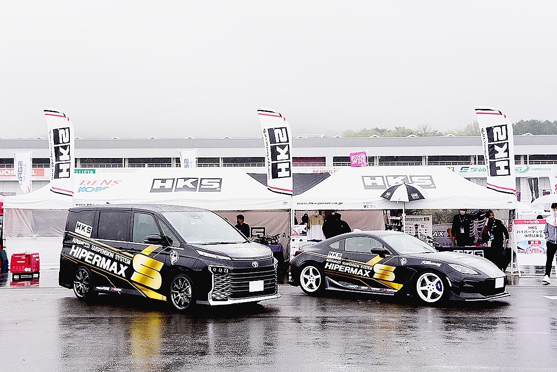 サスペンションキットを装着した試乗車を用意したHKS