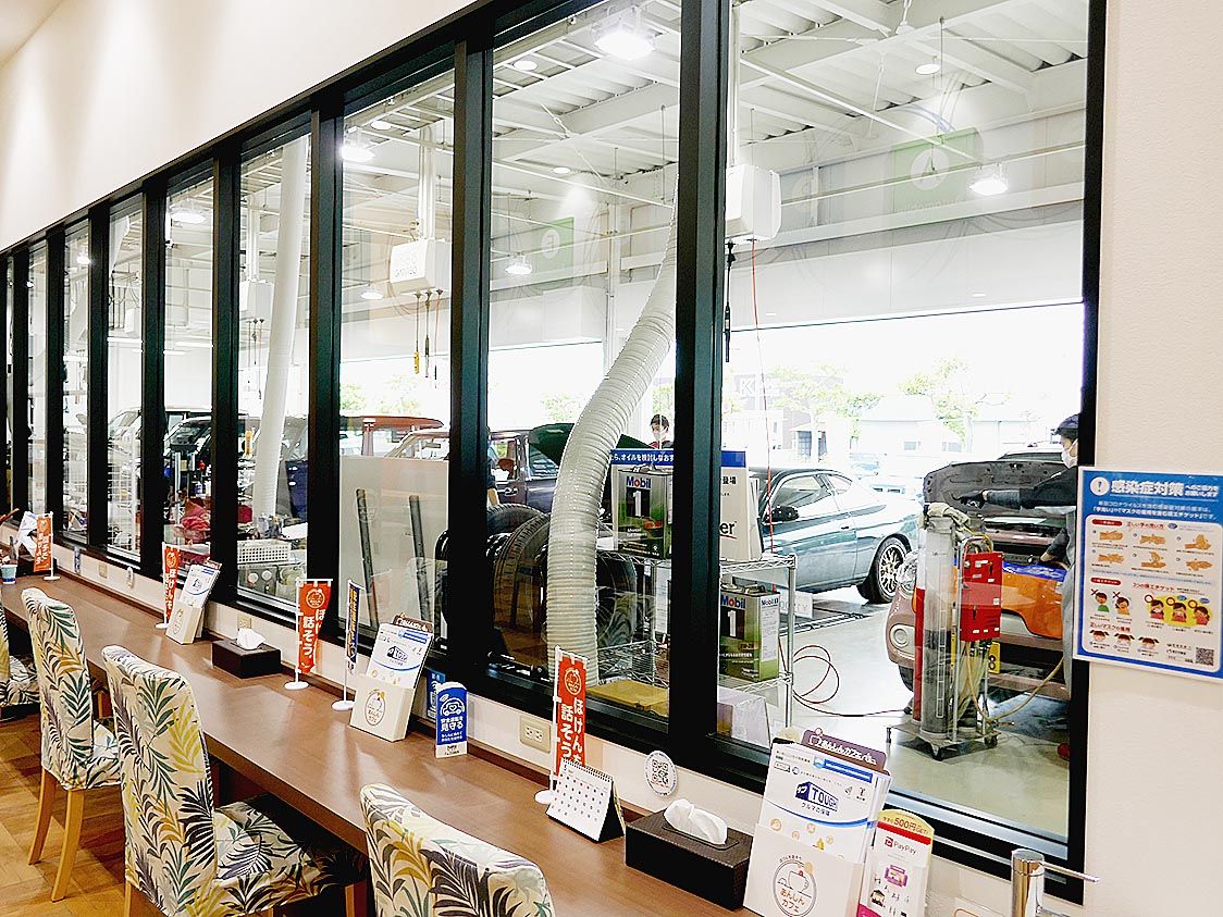 カフェタイムを過ごしながらピットでの作業風景を見ることができる