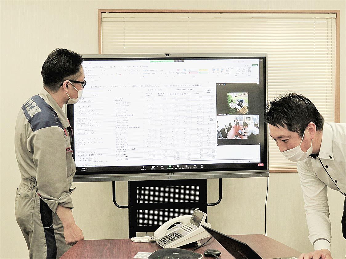 オンラインミーティングや研修に活用できるミーティングボード「MAXHUB」を導入した
