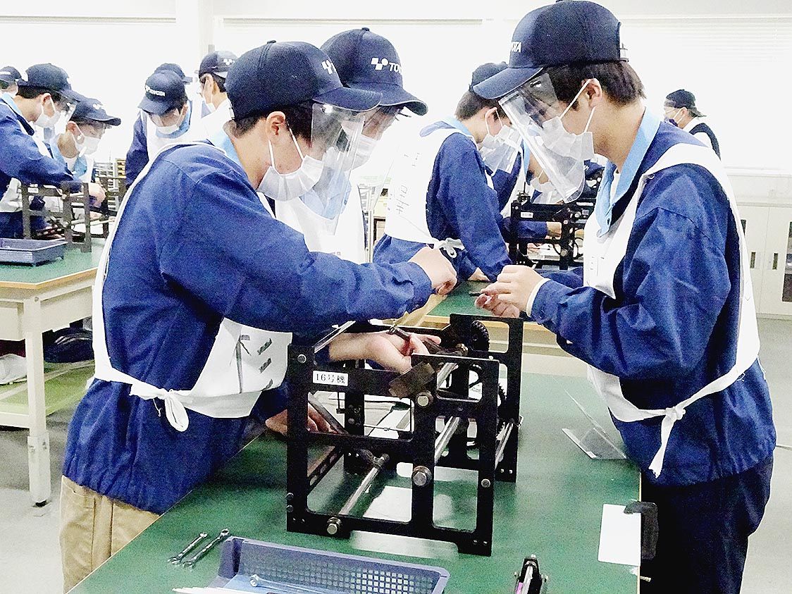 自動織機モデルを組み立てる新入社員