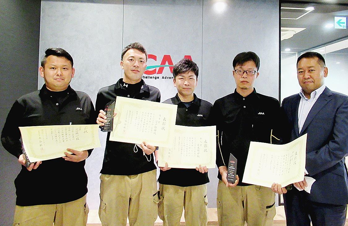 中部会場の各賞受賞者。左から黒田さん、宮戸さん、岩本さん、伊藤さん。右は後藤竜也中部会場長