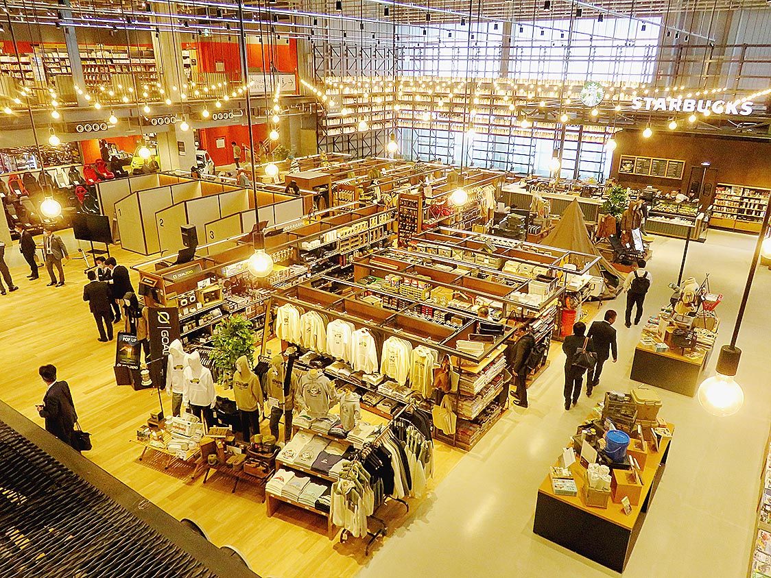 吹き抜けで開放感のあるブックス&カフェゾーン