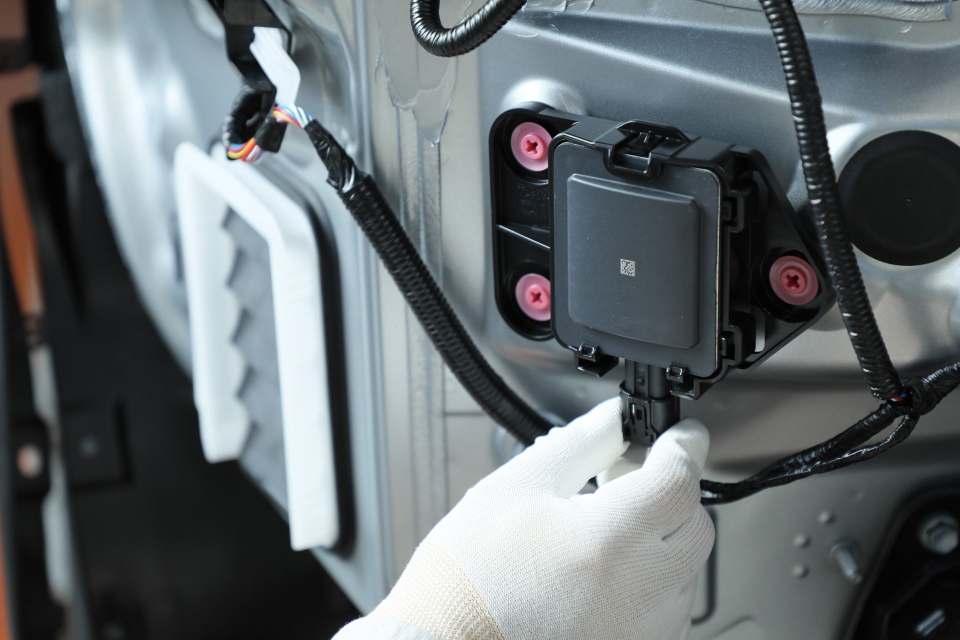 アップグレードレディ設計を施した新型プリウスへの施工作業イメージ