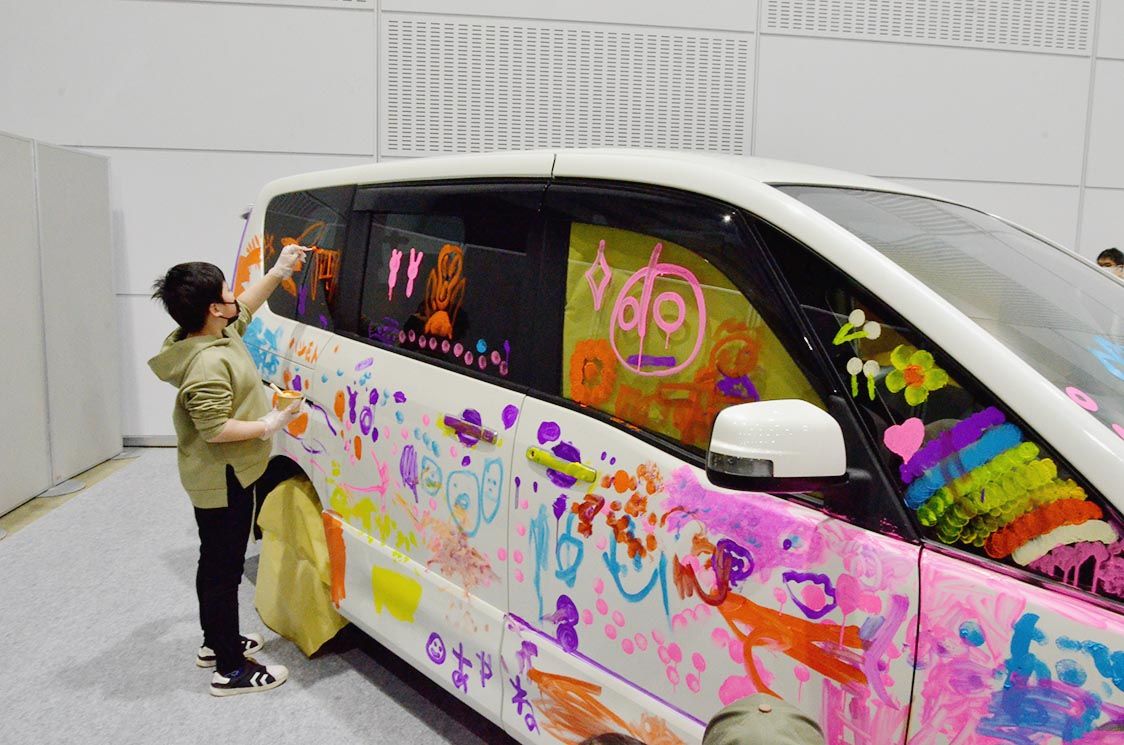 ペイントカーも用意し子どもたちが思い思いの絵を描いた