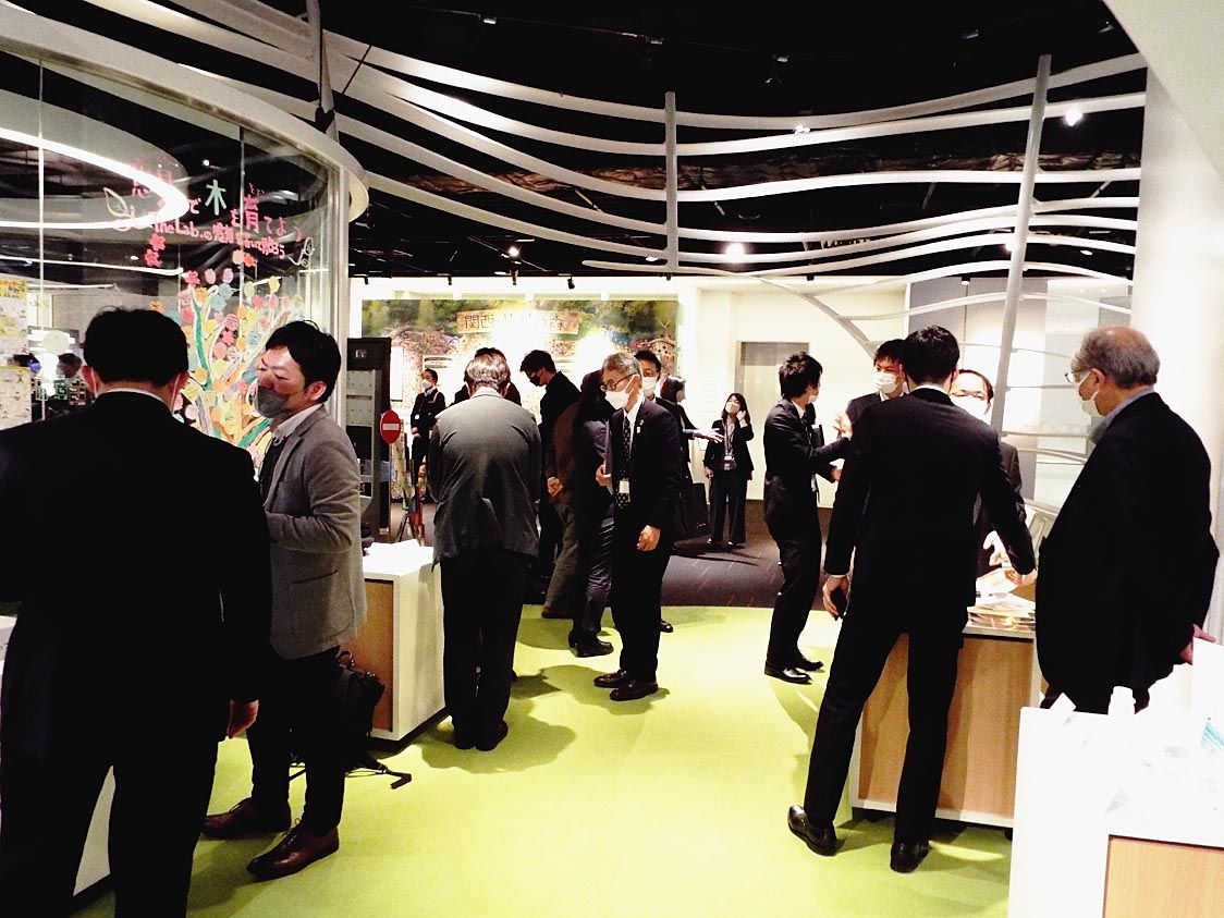 登壇者が企業や大学、研究機関と情報交換をした