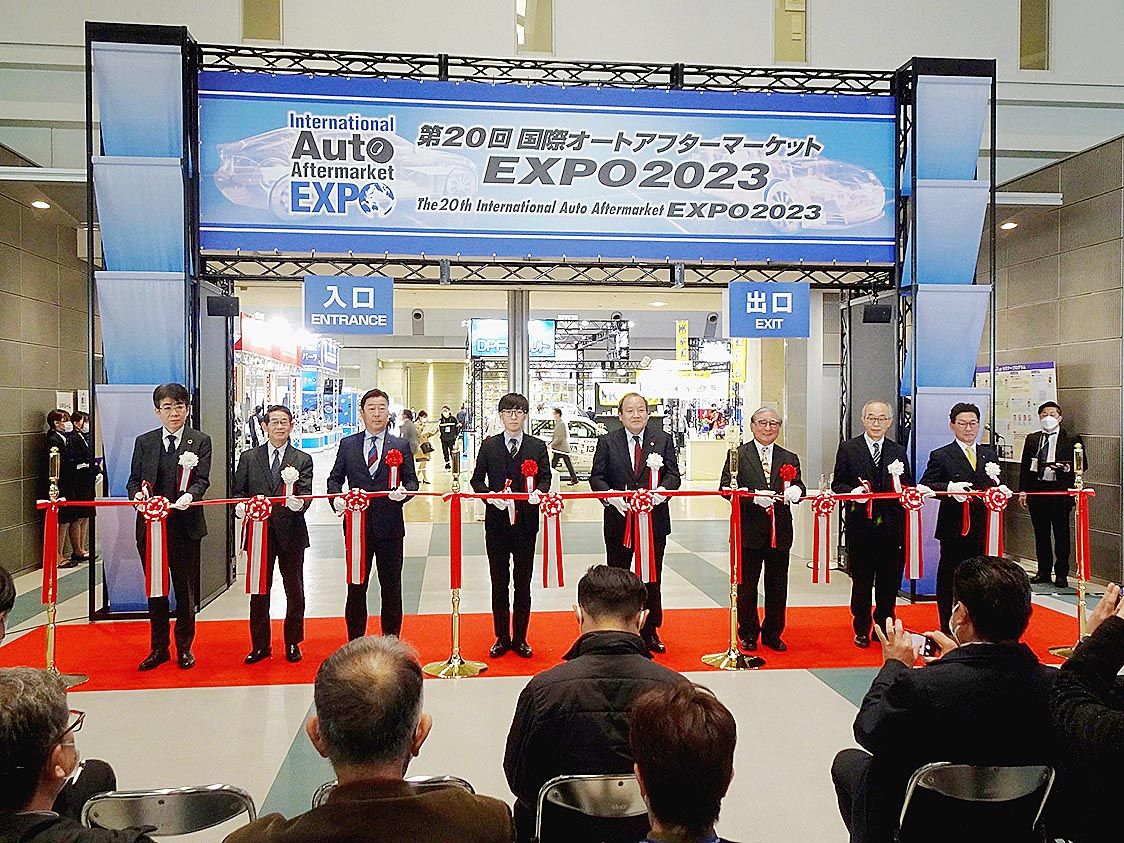 テープカットに臨む関係者